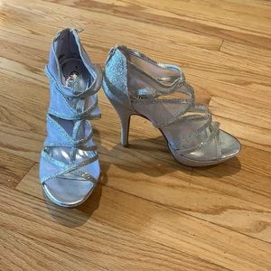 Kenneth Cole Unlisted silver glitter pumps. Size 7&1/2.